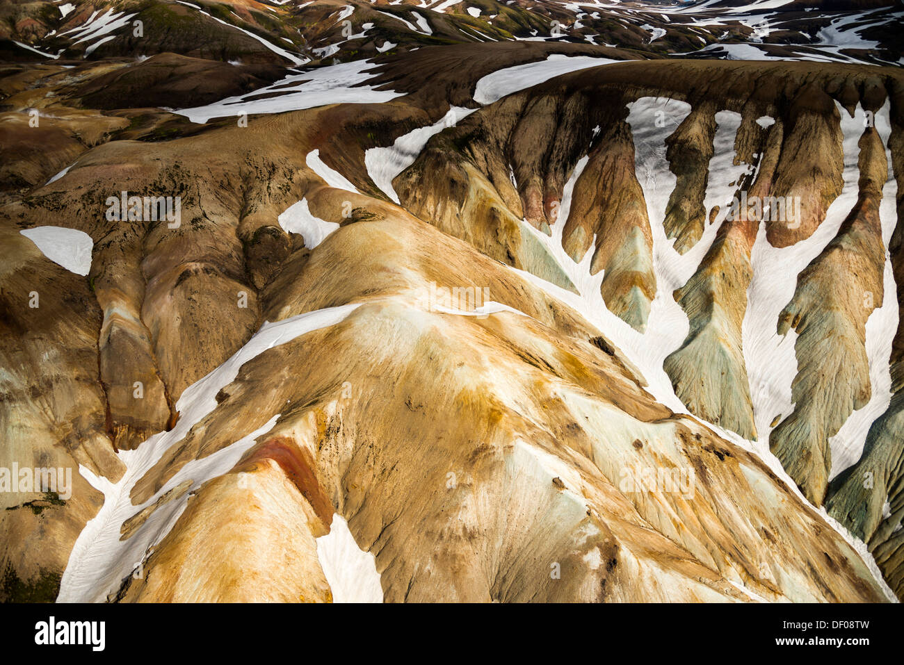 Luftaufnahme, Rhyolit-Berge, die teilweise mit Schnee bedeckt, Landmannalaugar, Fjallabak Naturschutzgebiet, isländische Hochland Stockfoto