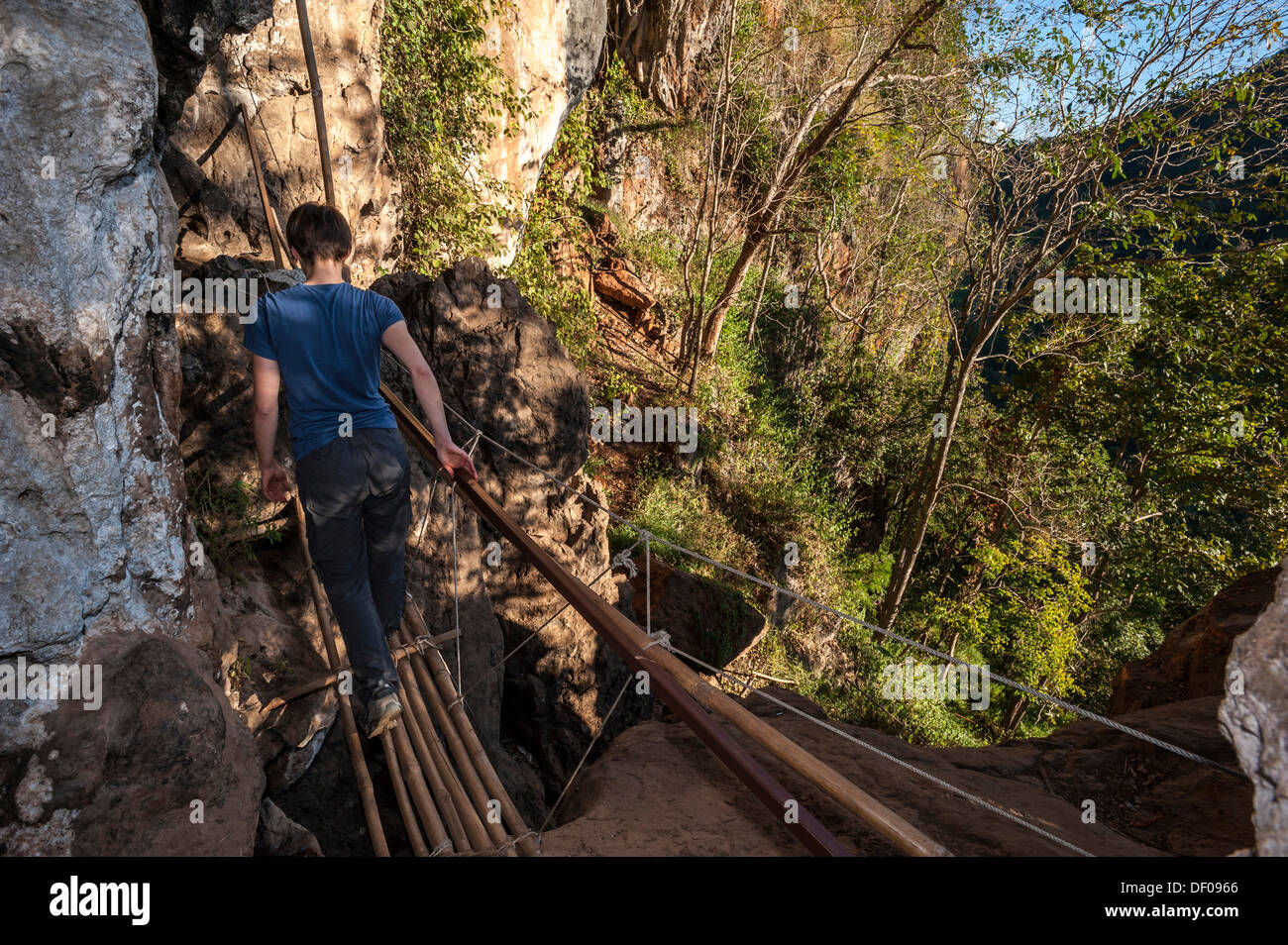 Frau zu Fuß auf einer Bambus-Brücke, Wanderung durch den Dschungel, Soppong oder Pang Mapha, Mae Hong Son Provinz, Nord-Thailand Stockfoto