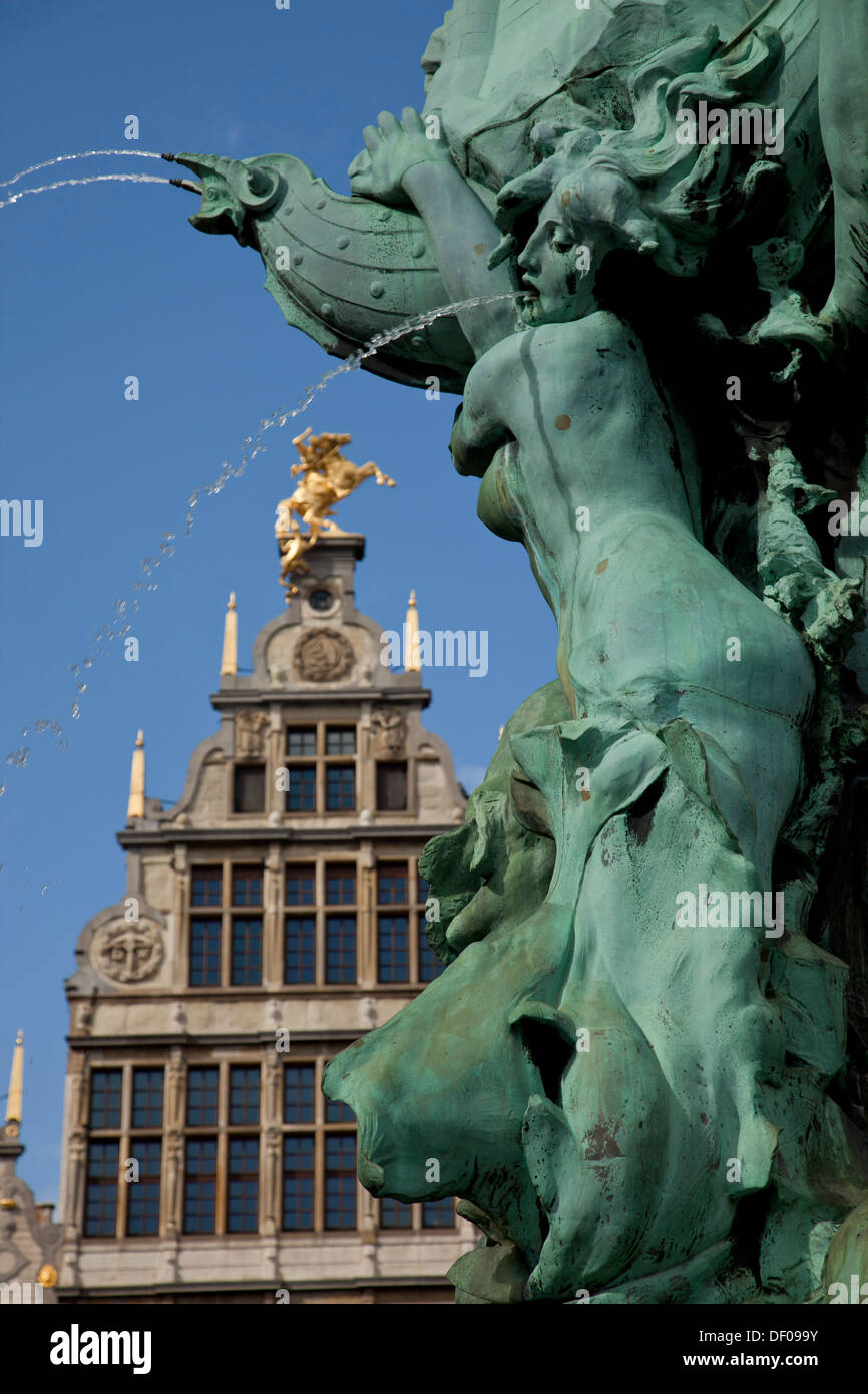 Statue von Brabo und der Riese Hand Brunnen und Handelsmann aus dem 16. Jahrhundert am Marktplatz Grote Markt in Antwerpen, Belgien, Stockfoto