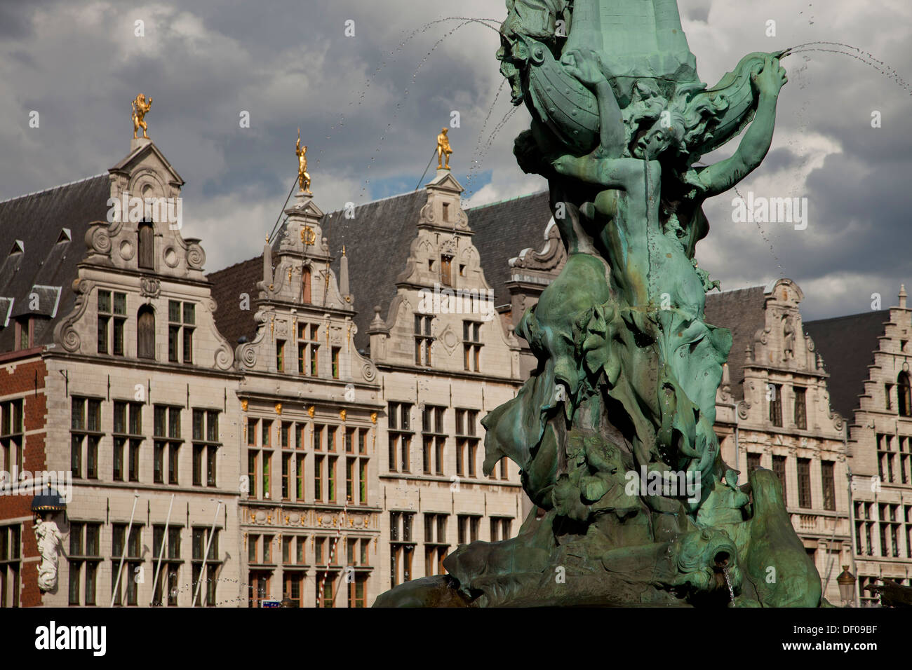 Statue von Brabo und der Riese Hand Brunnen und aus dem 16. Jahrhundert Gildenhäuser am Marktplatz Grote Markt in Antwerpen, Belgien, Stockfoto