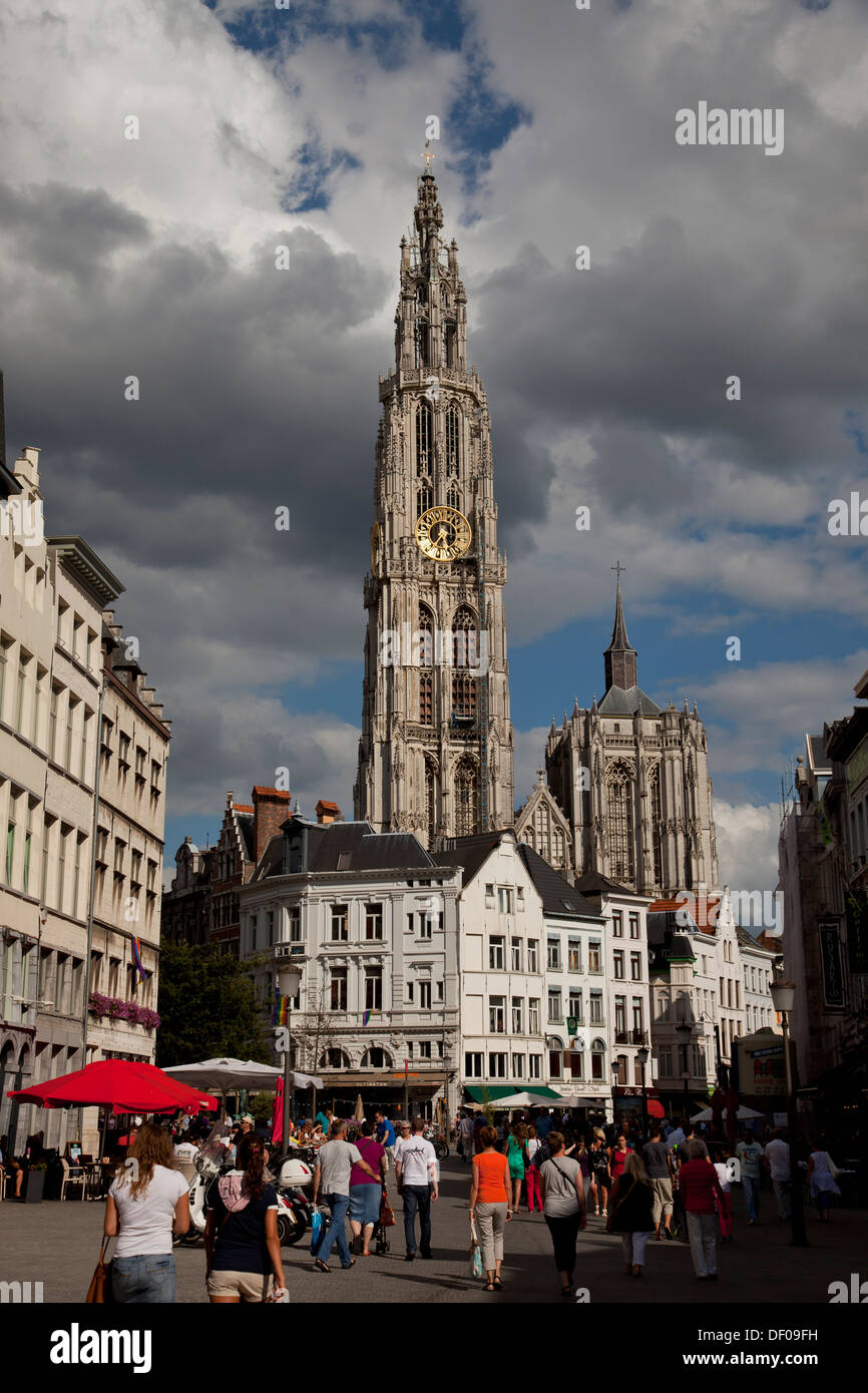 kirchliche Turm von der Onze-Lieve-Vrouwekathedraal (Kathedrale unserer lieben Frau) und zentrale Antwerpen, Belgien, Europa Stockfoto