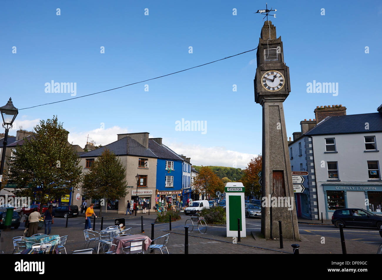die Uhr an der Kreuzung der Bridge Street Mühle Straße High Street und Shop Straße Westport county Mayo Republik Irland Stockfoto