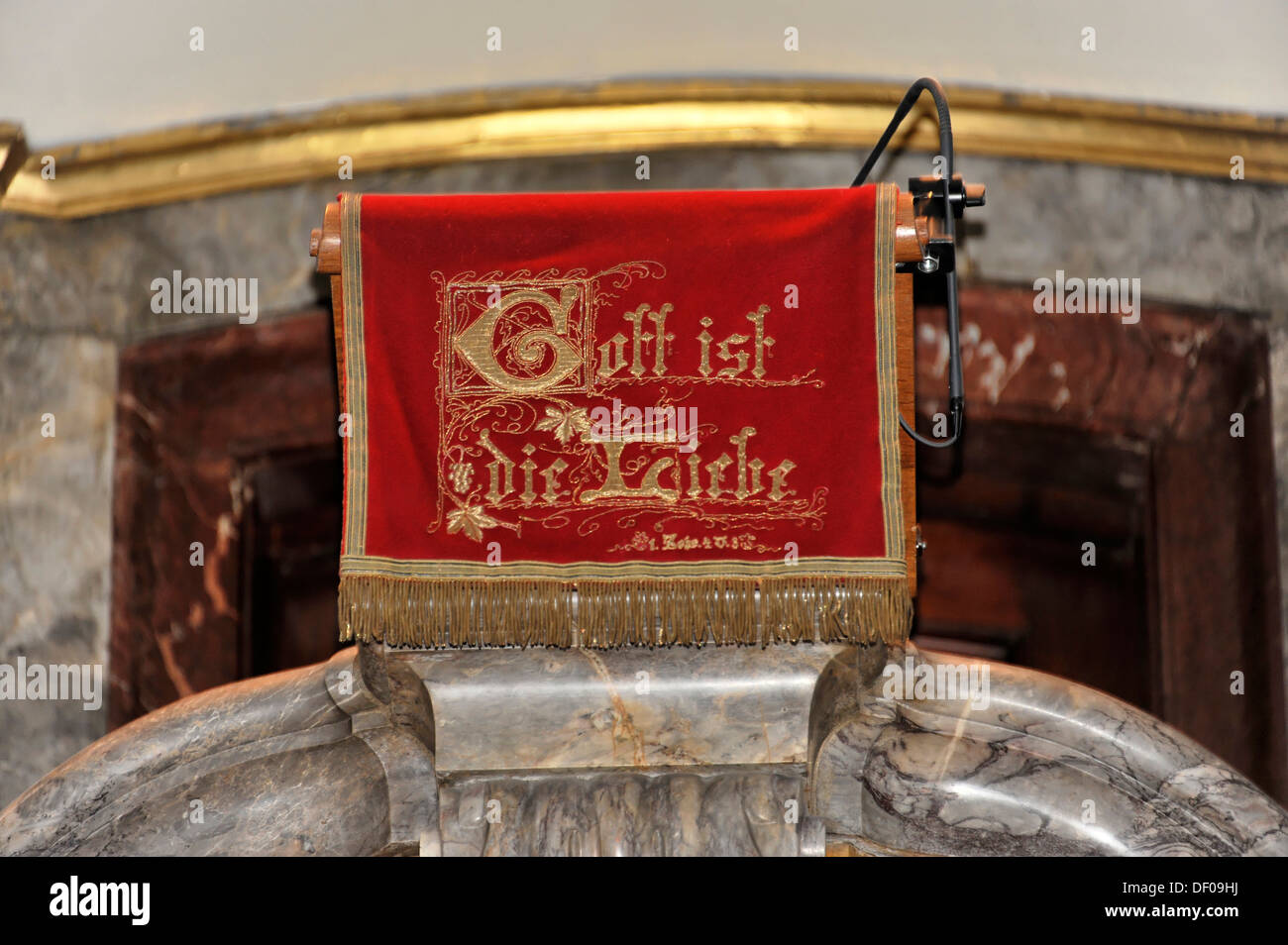 "Gott ist Die Liebe", Deutsch für "Gott ist die Liebe", Slogan auf der Kanzel, barocke Kirche St. Michaelis, St. Michael, Michel, Stockfoto