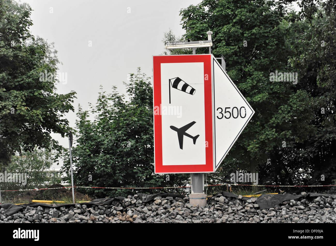 Verkehrszeichen, Pflanzen Flugbetrieb auf 3500 m, Elbe, in der Nähe von Airbus in Finkenwerder, Hamburg Stockfoto
