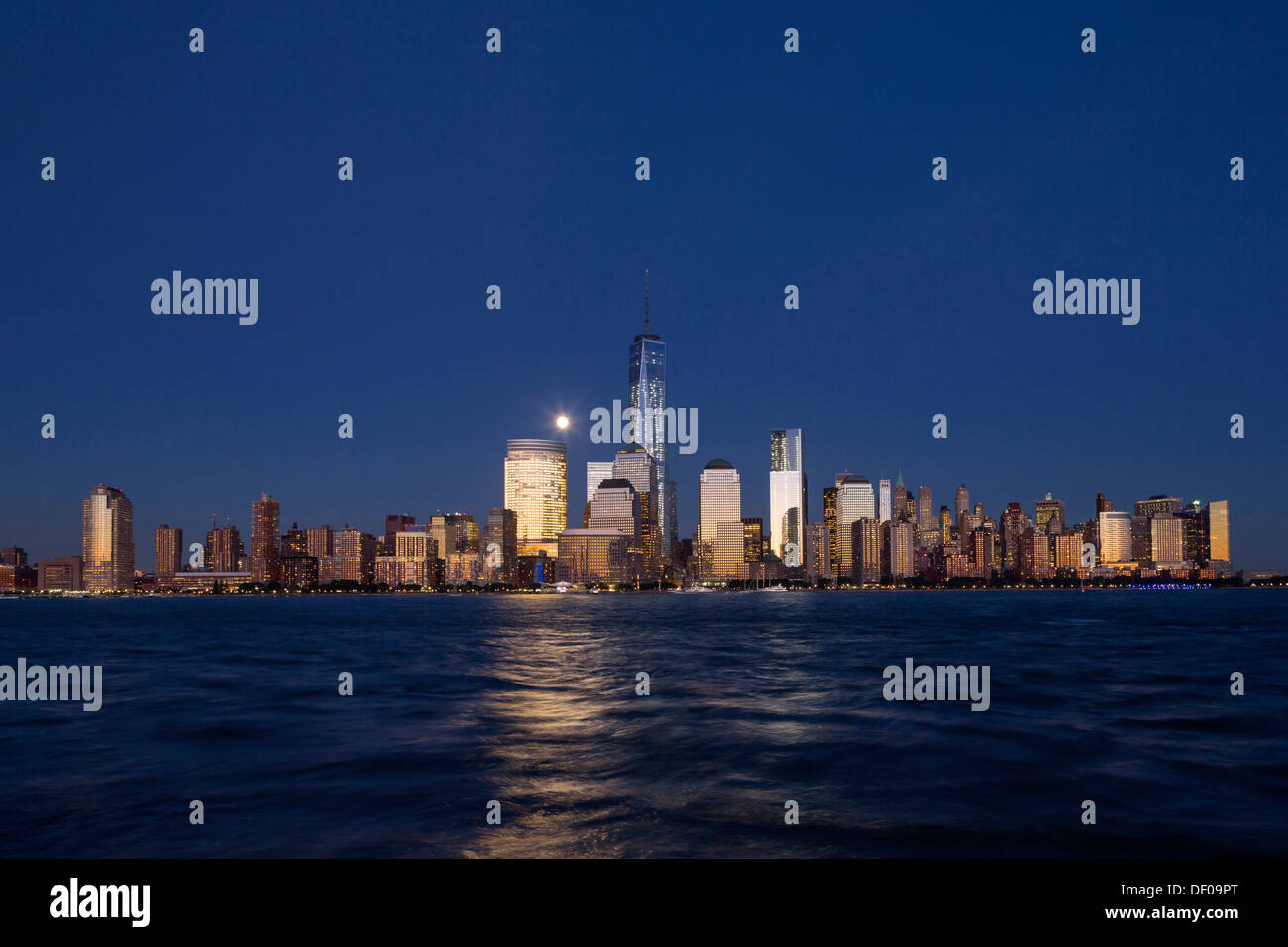 FULL MOON RISE SKYLINE VON DOWNTOWN HUDSON RIVER MANHATTAN NEW YORK CITY USA Stockfoto