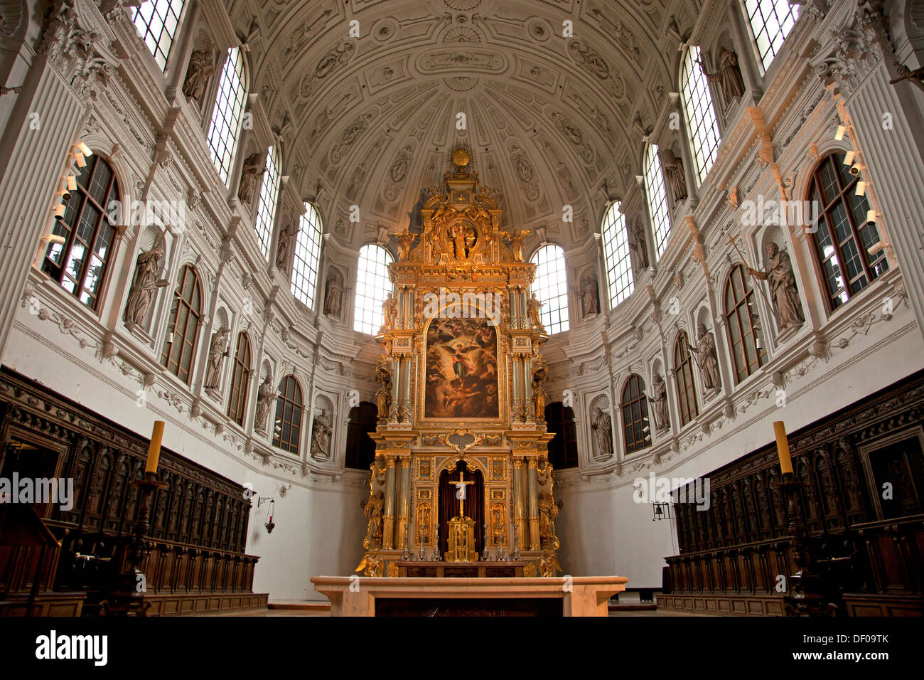 Innenraum der katholischen Jesuitenkirche St. Michael in München, Bayern, Deutschland Stockfoto