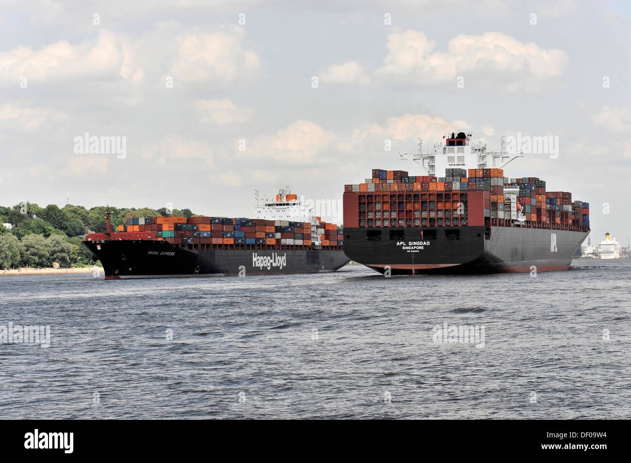 Begegnen Sie, rechts APL QINGDAO Containerschiff, 349 m lang, Baujahr 2012, links der SEOUL EXPRESS, 294 m lang, Baujahr 2000 Stockfoto