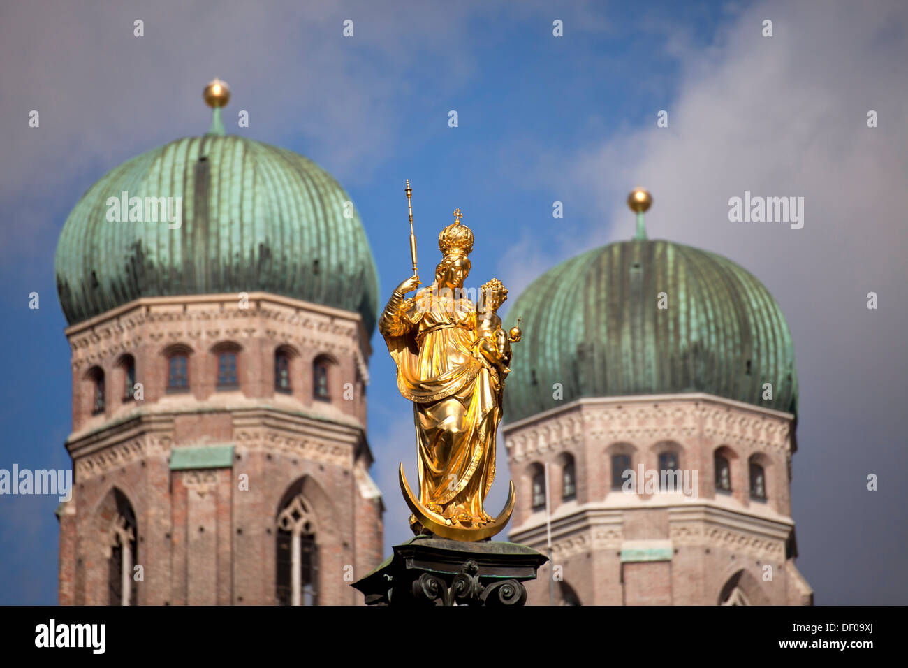 Jungfrau Maria auf die Mariensäule und die Kirchtürme der Frauenkirche in München, Bayern, Deutschland Stockfoto