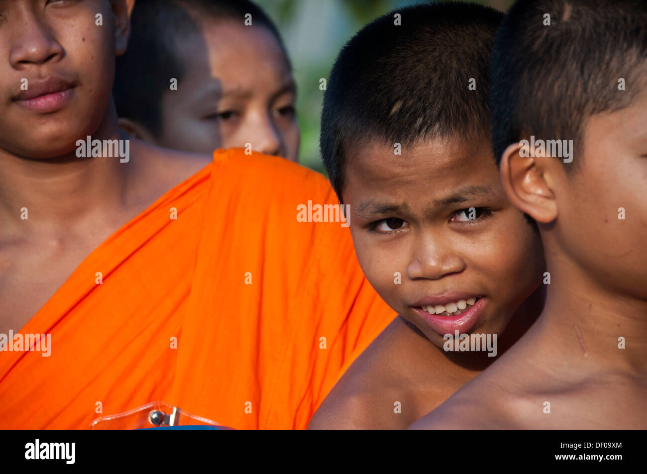 Morgen Almosen rund, lächelnde junge buddhistischer Mönch aus dem Kloster-Schule, Porträt, Sukhothai Provinz, Nord-Thailand Stockfoto