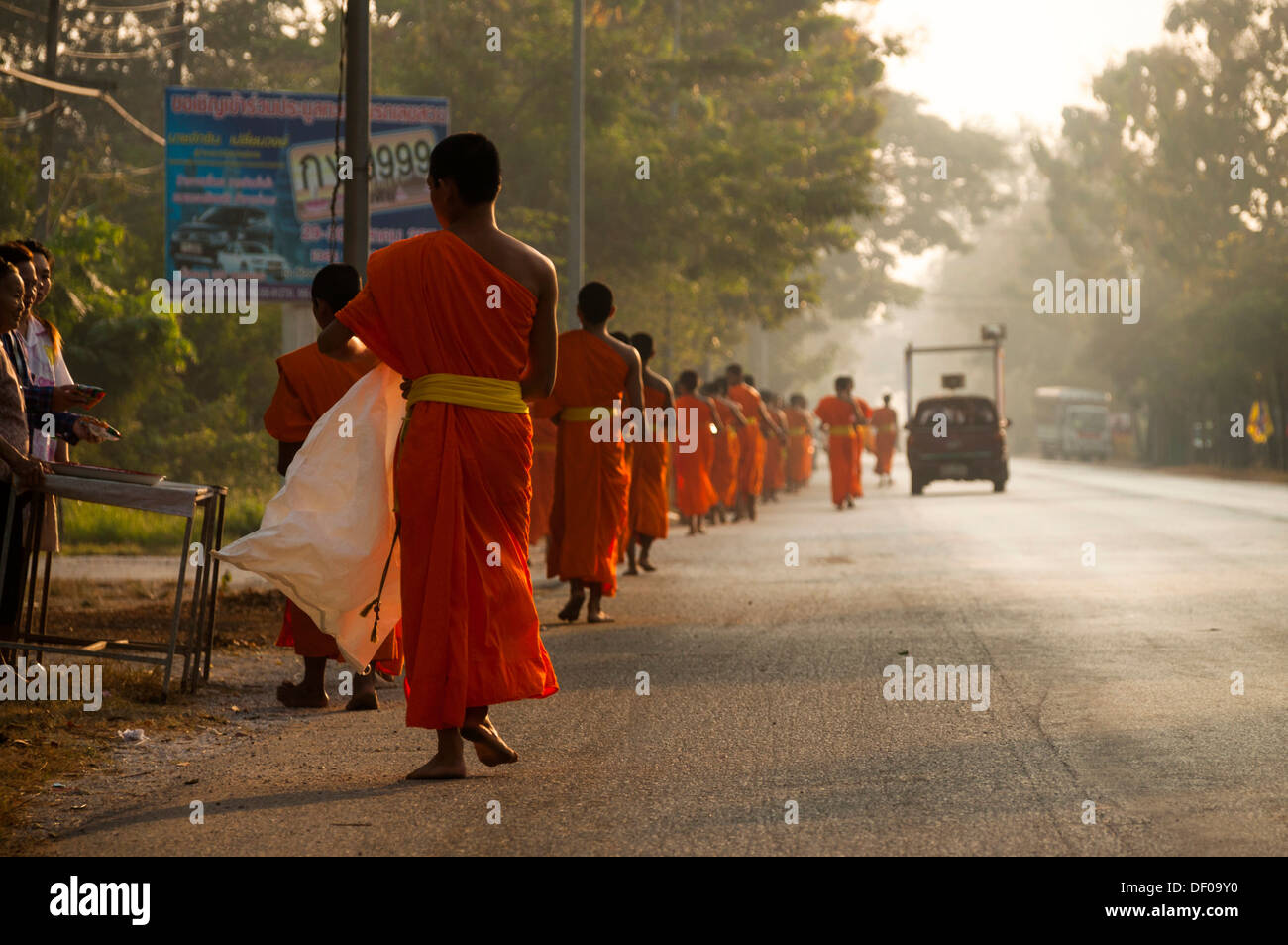 Morgen Almosen rund, junge buddhistische Mönche aus einer Klosterschule Sukhothai Provinz, Nord-Thailand, Thailand, Asien Stockfoto