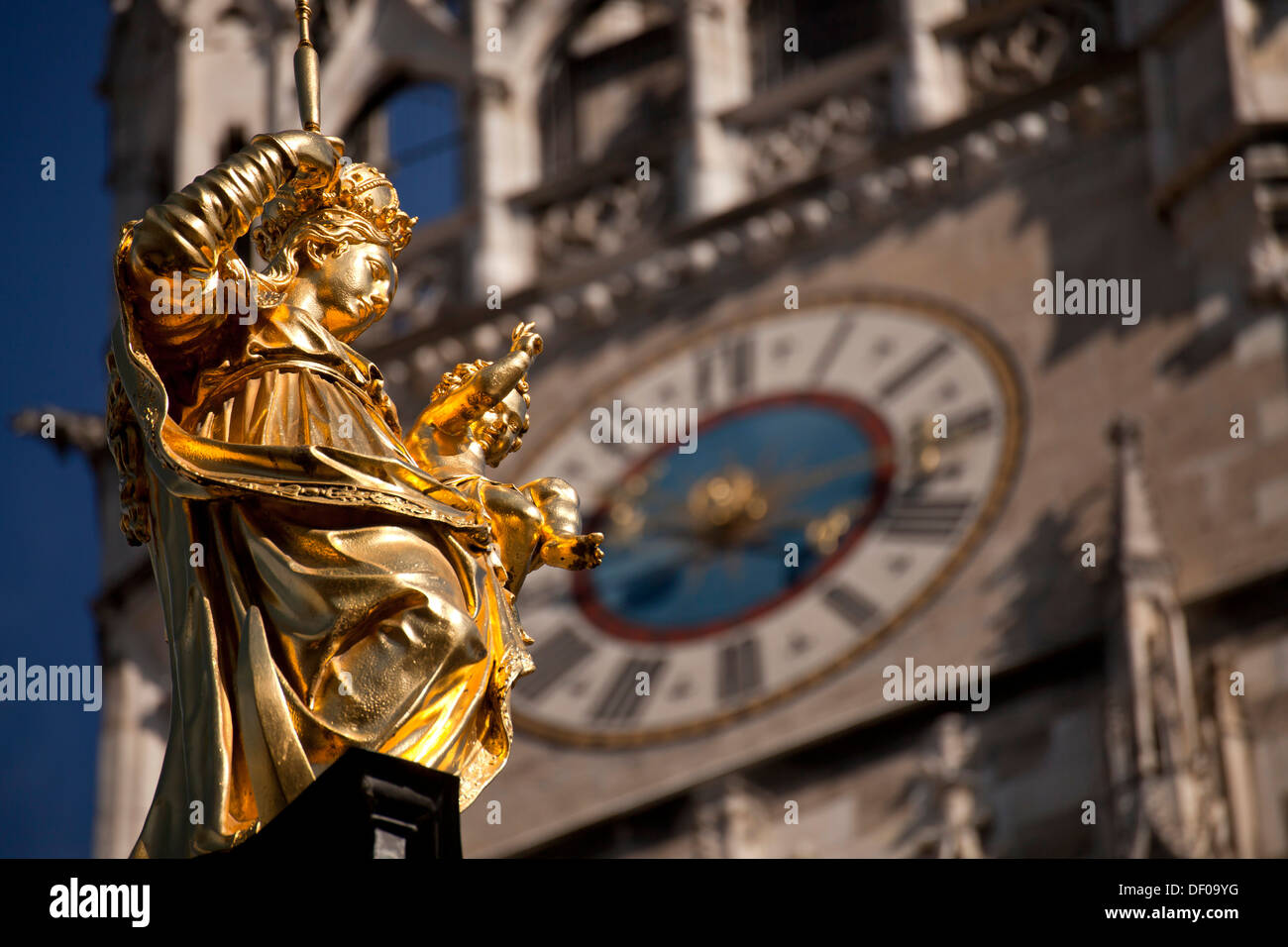 Jungfrau Maria auf die Mariensäule und das neue Rathaus Neues Rathaus auf der zentralen quadratischen Marienplatz in München, Bayern, Deutschland Stockfoto