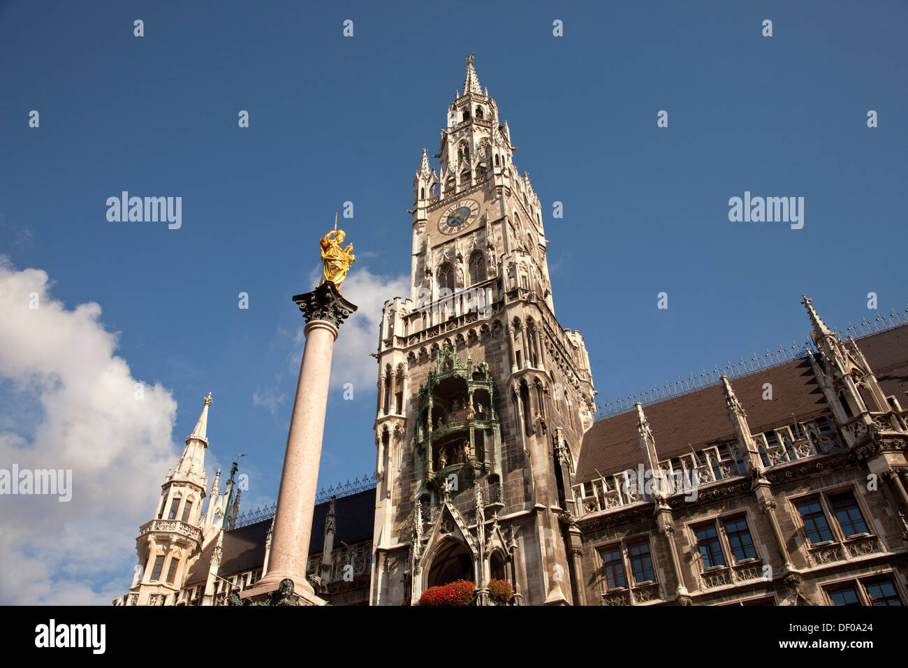 Jungfrau Maria auf die Mariensäule und das neue Rathaus Neues Rathaus auf der zentralen quadratischen Marienplatz in München, Bayern, Deutschland Stockfoto