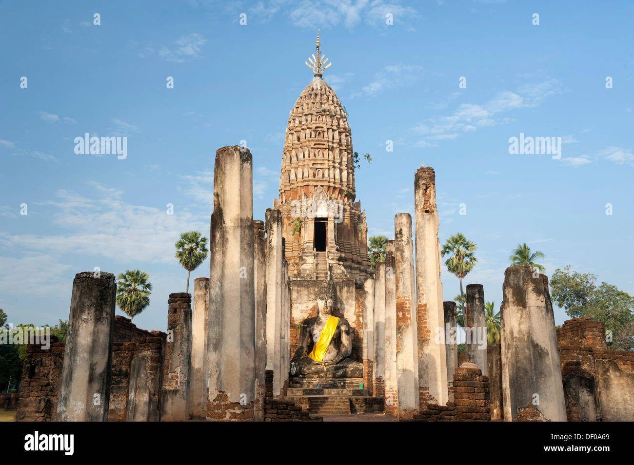 Sitzende Buddha-Statue vor einem Chedi, Tempelanlage Wat Phra Si Rattana Mahathat Chaliang Stockfoto