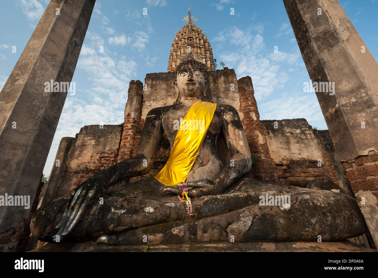 Sitzende Buddha-Statue vor einem Chedi, Tempelanlage Wat Phra Si Rattana Mahathat Chaliang Stockfoto