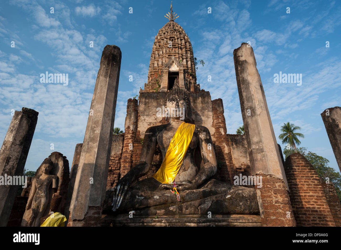Sitzende Buddha-Statue vor einem Chedi, Tempelanlage Wat Phra Si Rattana Mahathat Chaliang Stockfoto
