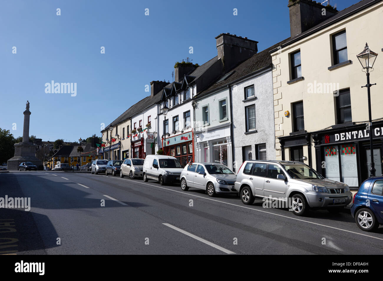 Nachschlagen von James Street Westport county Mayo Republik von Irland Stockfoto