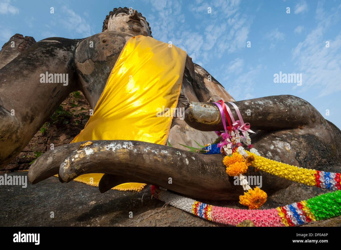 Sitzende Buddha-Statue, Tempelanlage Wat Phra Si Rattana Mahathat Chaliang, Si Satchanalai Geschichtspark Stockfoto