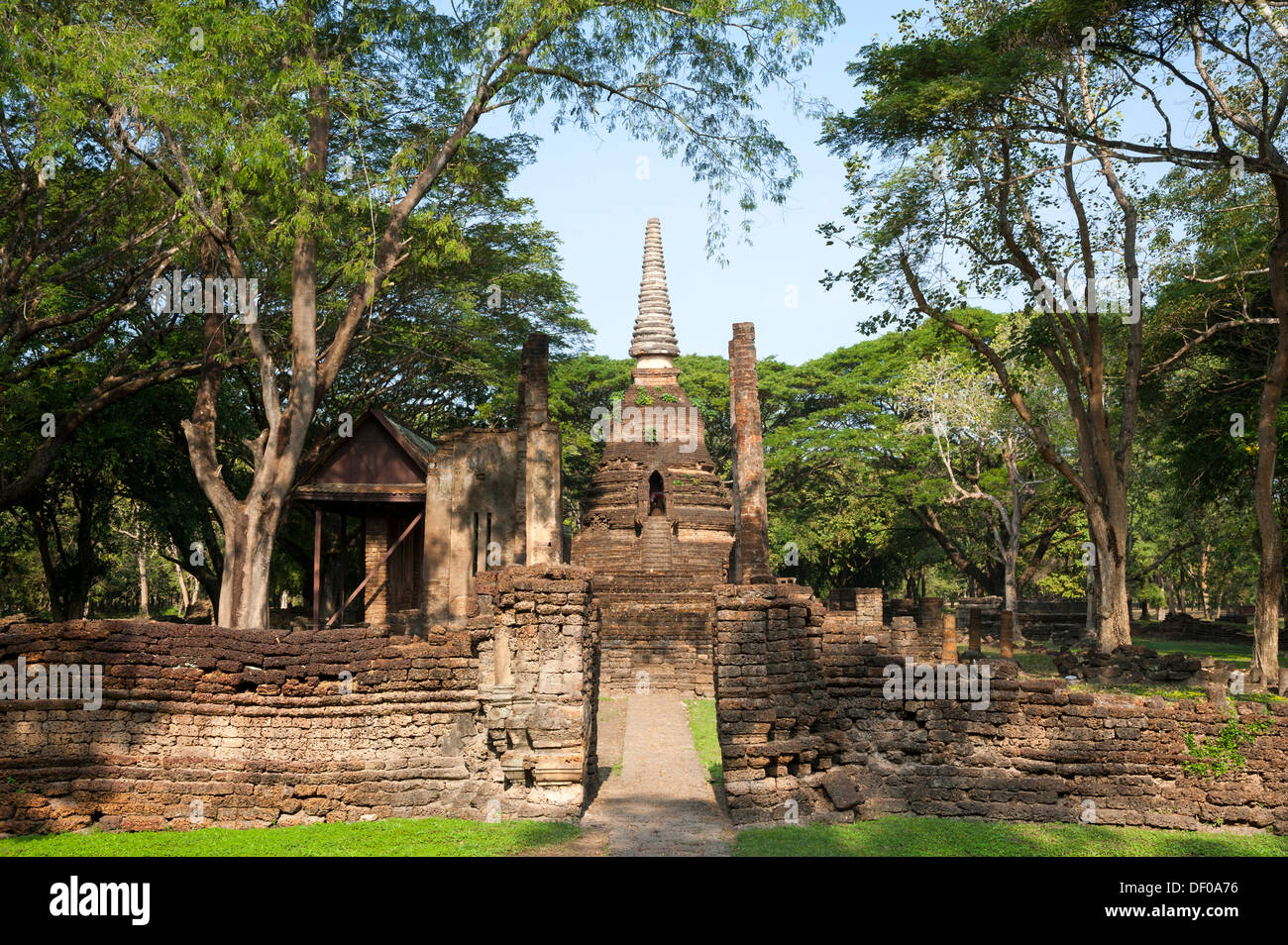 Chedi, alte Mauer von der Tempelanlage Wat Nang Phaya, Si Satchanalai Geschichtspark, UNESCO-Weltkulturerbe Stockfoto