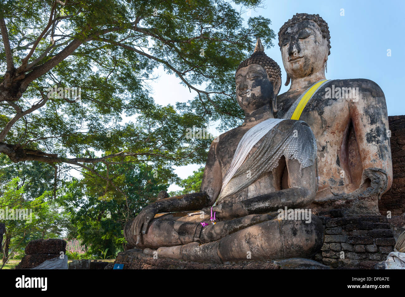 Sitzender Buddha, zwei Statuen, Tempelanlage Wat Phra Si Rattana Mahathat Chaliang, Si Satchanalai Geschichtspark Stockfoto