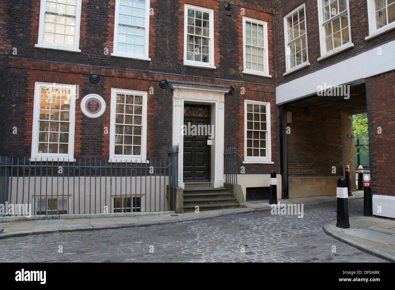Das Haus, erbaut im Jahre 1700, des englischen Schriftstellers Dr. Samuel Johnson um 17 Uhr Gough Square, eine ruhigen abgelegenen Hof in der City of London. Heute ist es ein Museum. Stockfoto