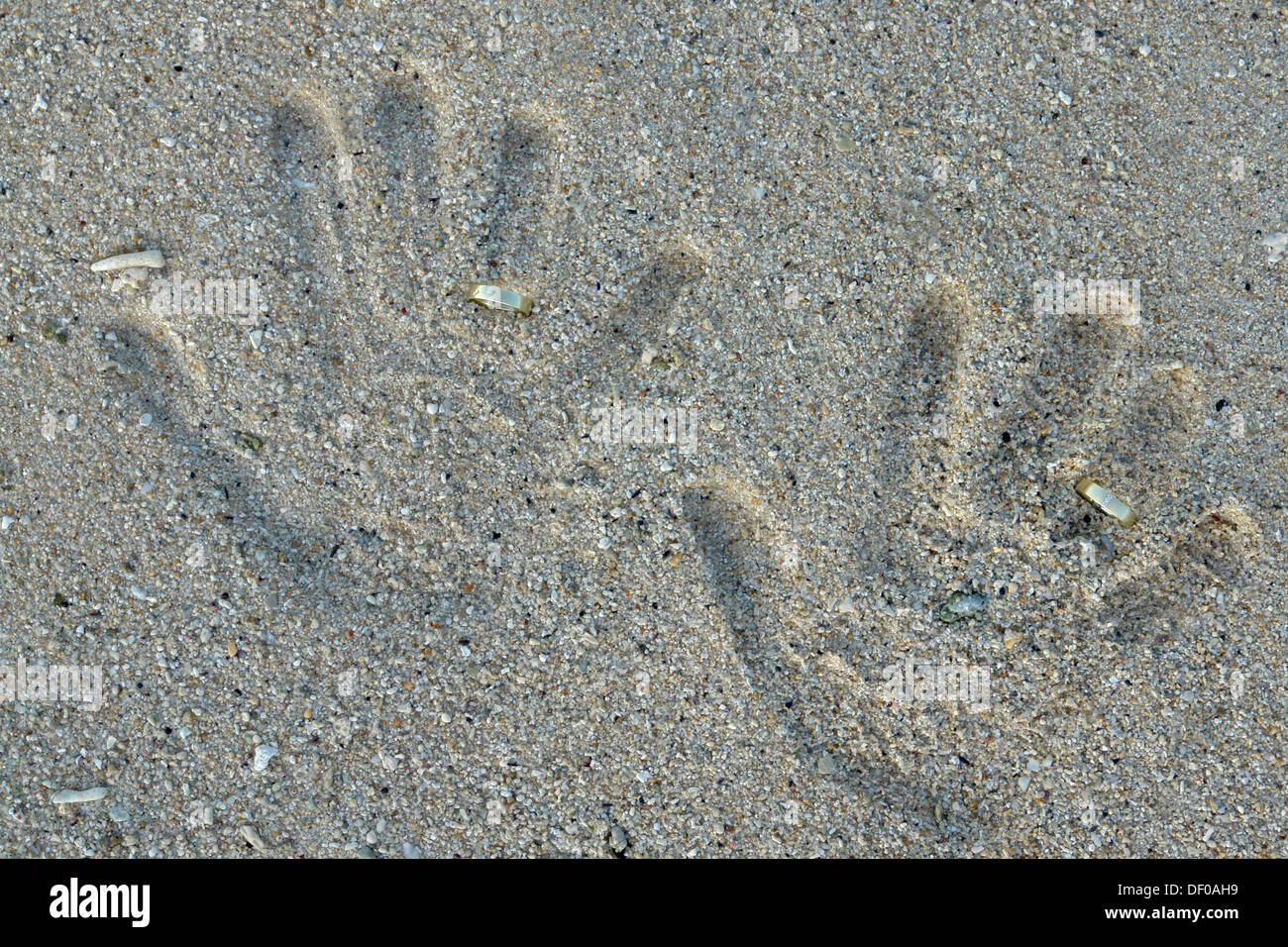 Eheringe und Hand druckt in den Sand am Strand von Pointe Aux Piments, Mauritius, Afrika Stockfoto