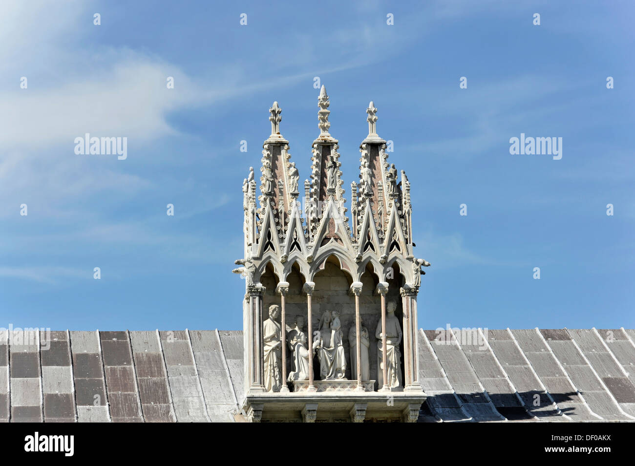 Campo Santo, Figuren gotisches Sakramentshäuschen mit skulpturierten Kirche auf dem Dach, UNESCO-Weltkulturerbe, Pisa, Toskana, Italien Stockfoto