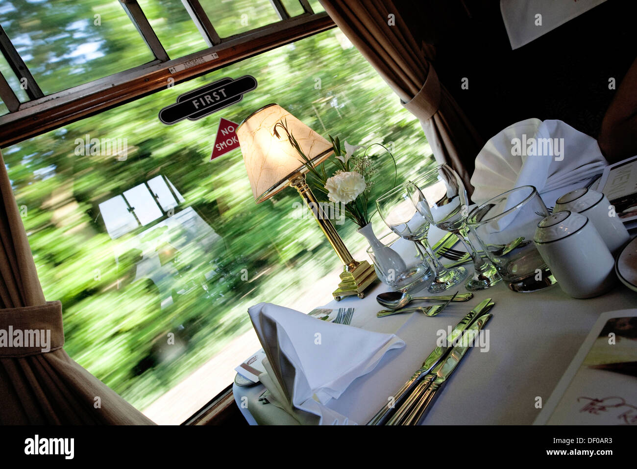 Gedeckten Tisch in einen Speisewagen, trainieren historische Englisch Stockfoto
