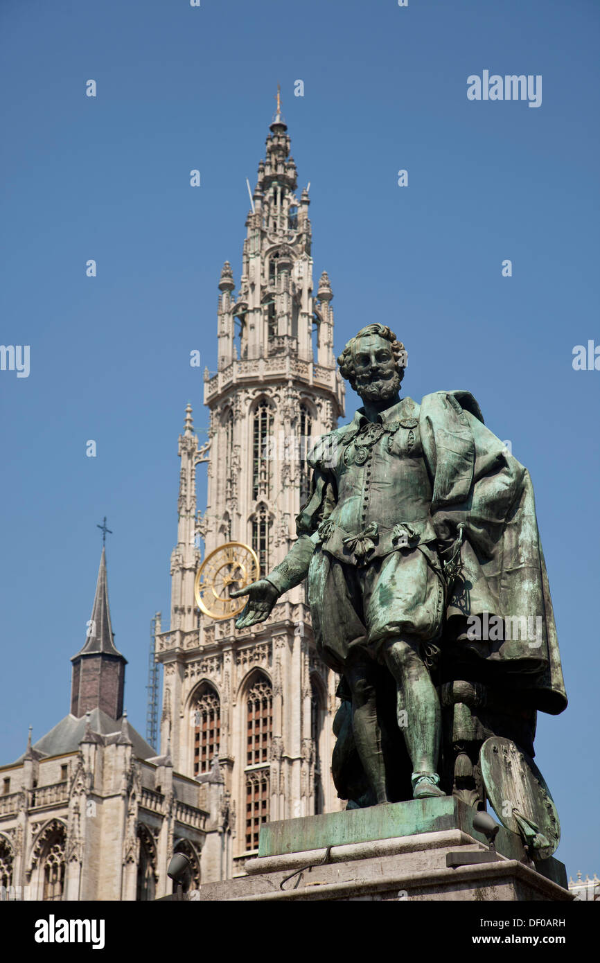 Statue von Rubens am Groenplaats Quadrat und der Turm von der Onze-Lieve-Vrouwekathedraal (Kathedrale unserer lieben Frau) in einem Stockfoto