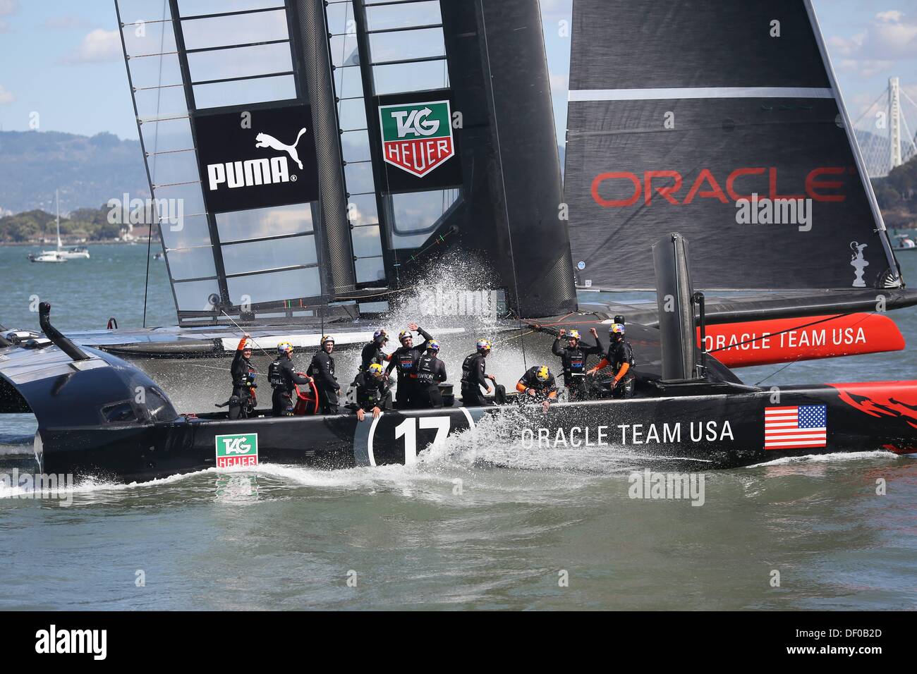 San Francisco, Kalifornien, USA. 25. September 2013. Oracle Team USA Mitglieder feiern nach dem Gewinn der 2013 America Cup mit einem unglaublichen Comeback gewann ihre acht Finalrennen gegen Emirates Team New Zealand, 9-8-Titel behalten. Jeremy Breningstall/ZUMAPRESS.com/Alamy © Live-Nachrichten Stockfoto