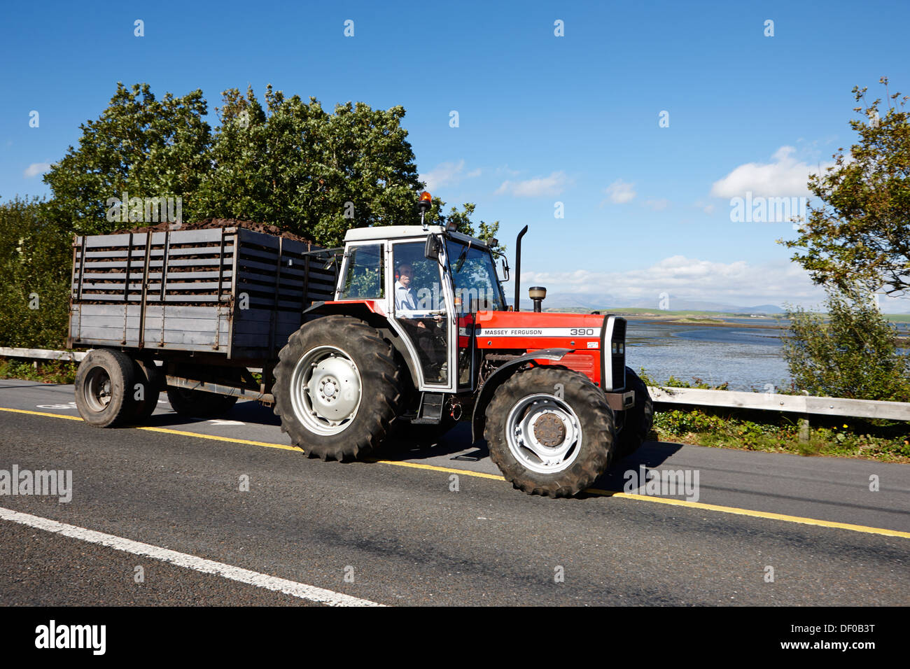 https://c8.alamy.com/compde/df0b3t/traktor-abschleppen-trailer-von-geschnittenen-getrockneten-rasen-fur-winter-kraftstoff-grafschaft-mayo-republik-von-irland-df0b3t.jpg
