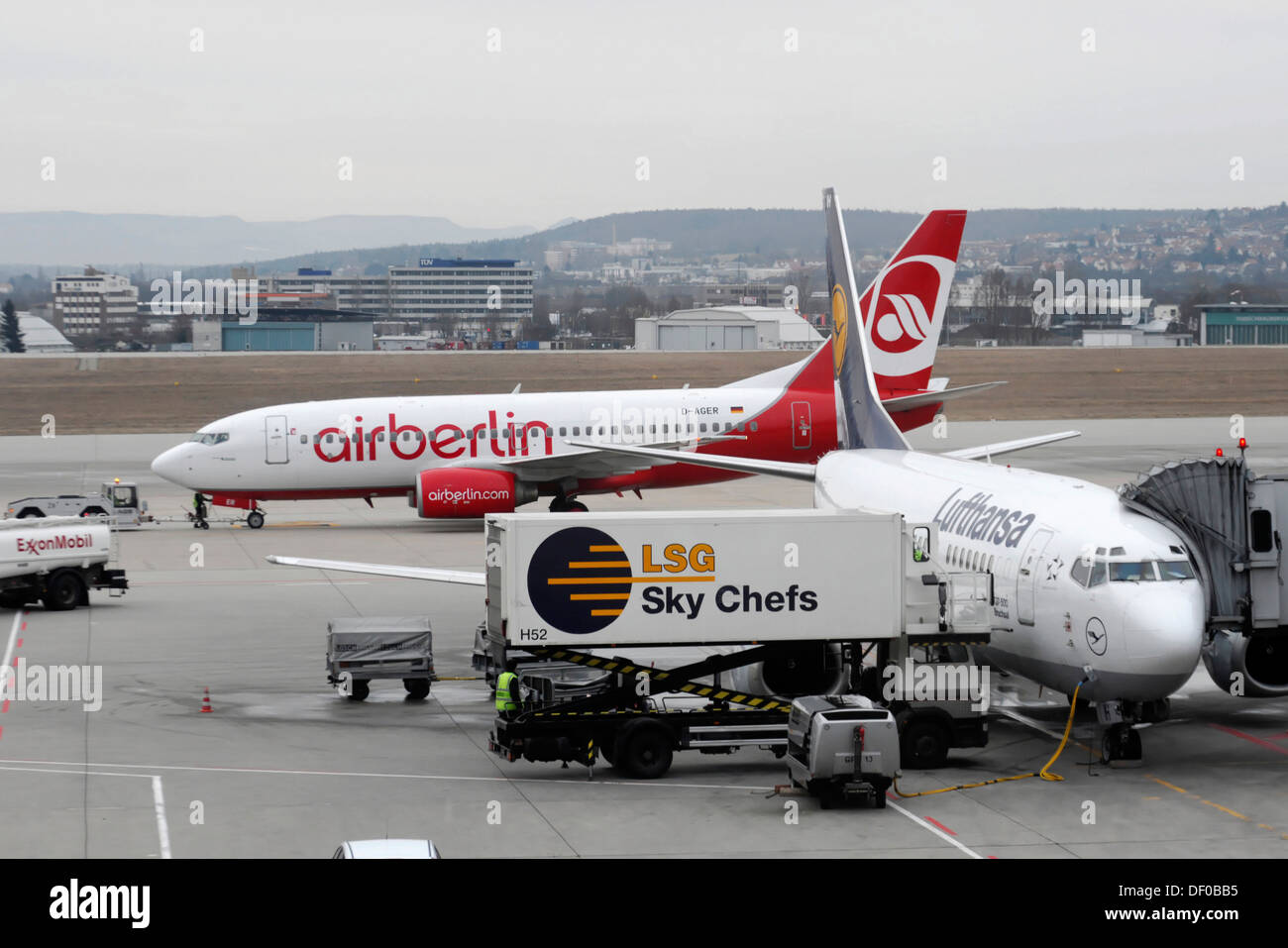 Ein Lufthansa D-ABIH Boeing 737-500 kurz nach der Landung an der Front und einen Airberlin D-AGER Boeing 737-700 kurz nehmen zuvor Stockfoto