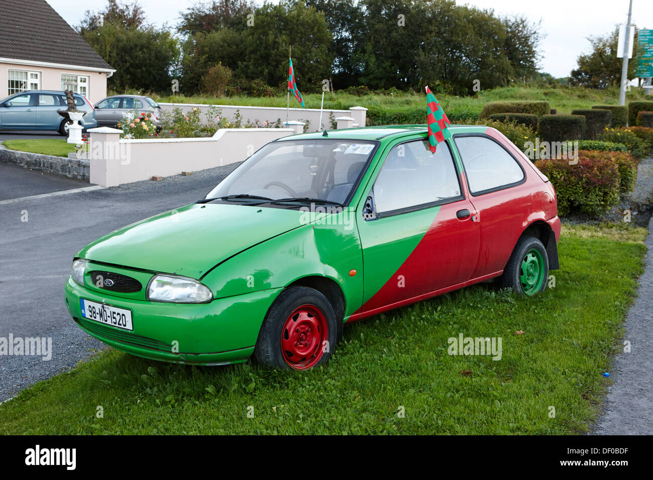 Oldtimer Ford Fiesta in der Grafschaft Mayo rot lackiert und grüne Gaa Farben an der Seite von der Straße der Republik Irland Stockfoto