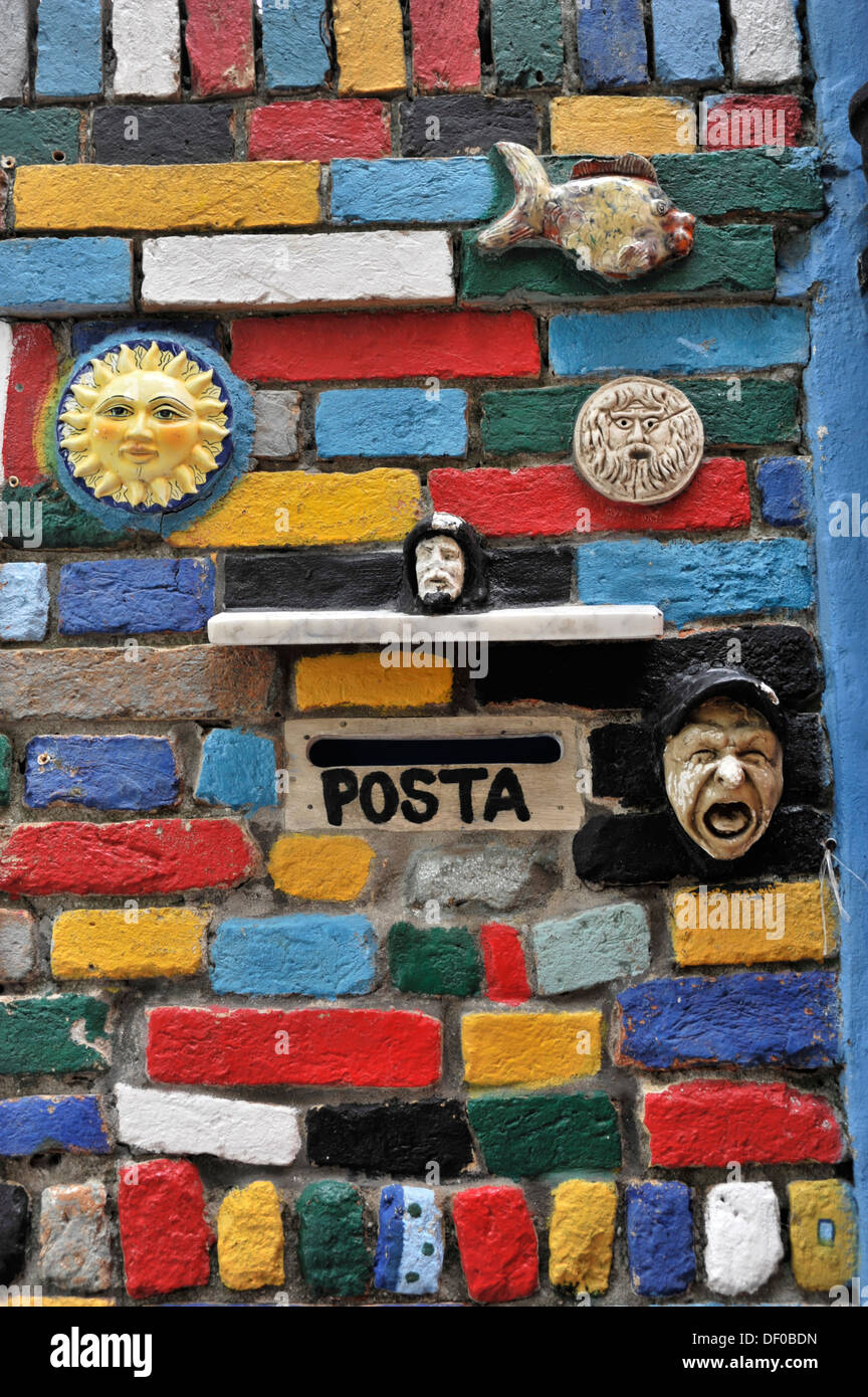 Eintritt in ein Haus, Briefkasten, bunte Fassade, Insel Burano, Venedig, Veneto, Italien, Europa Stockfoto