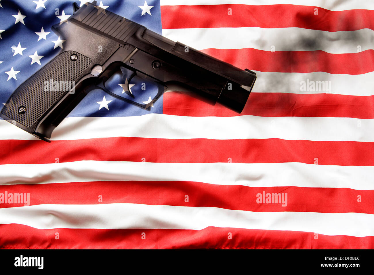 Pistole und amerikanische Flagge. Gun Control-Konzept. Stockfoto