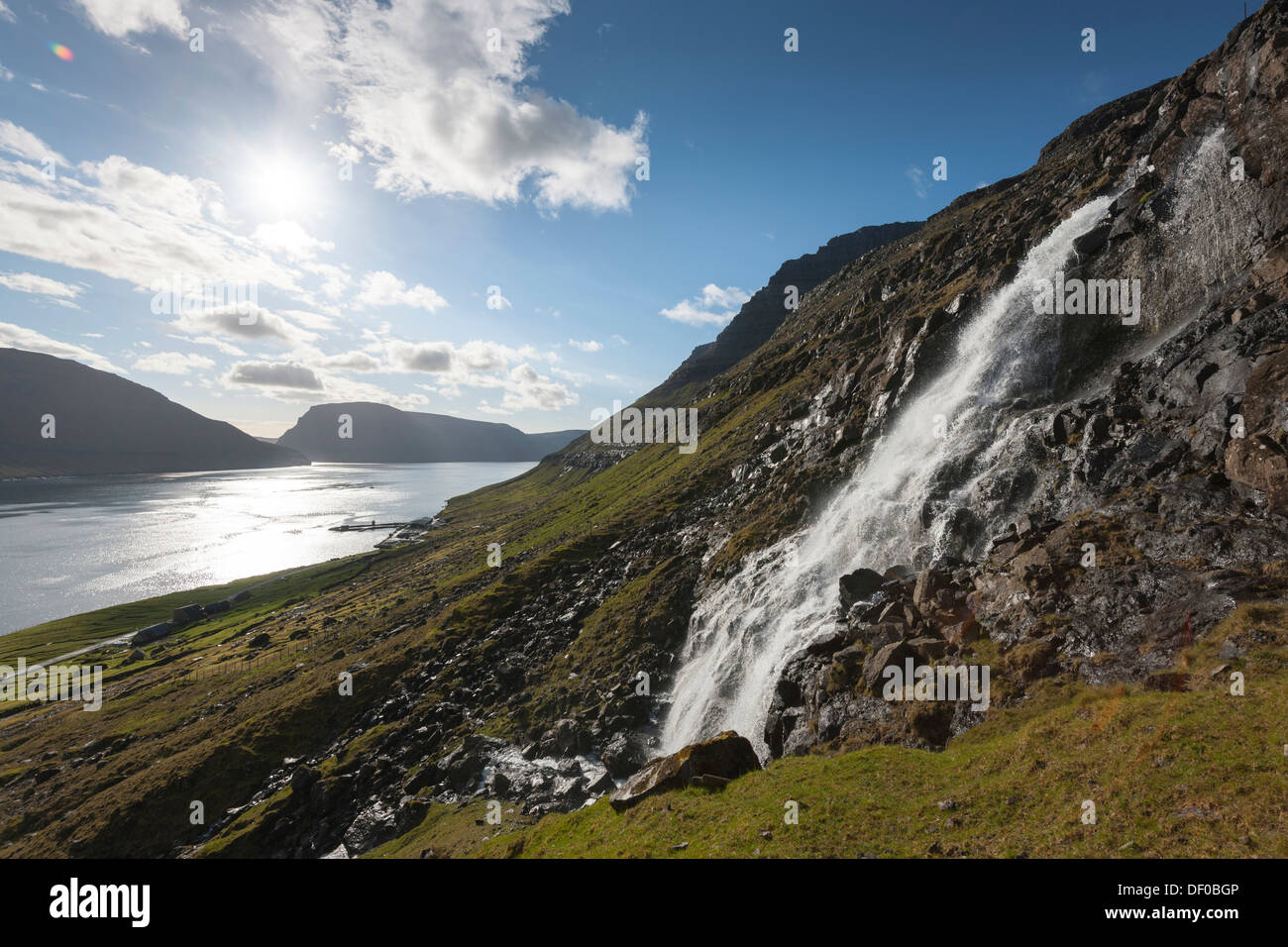 Wasserfall auf Bordoy Island, Färöer Inseln, Dänemark, Nordeuropa, Europa Stockfoto