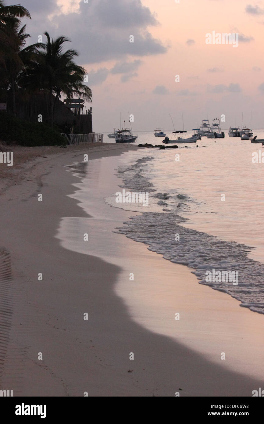 Strand-Sonnenaufgang am karibischen Meer Stockfoto