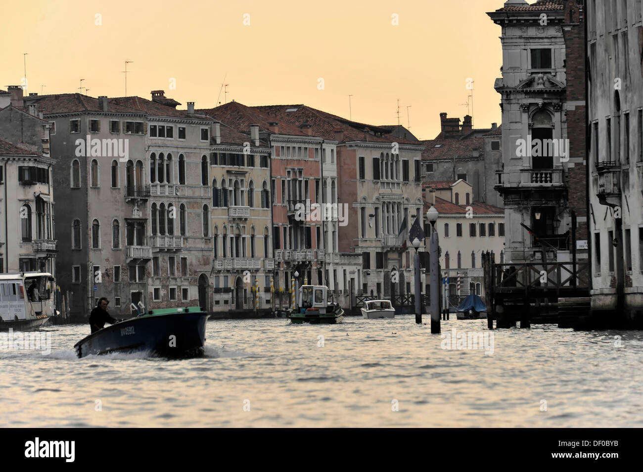 Am frühen Morgen auf dem Canal Grande, Canal Grande, Venedig, Veneto, Italien, Europa Stockfoto