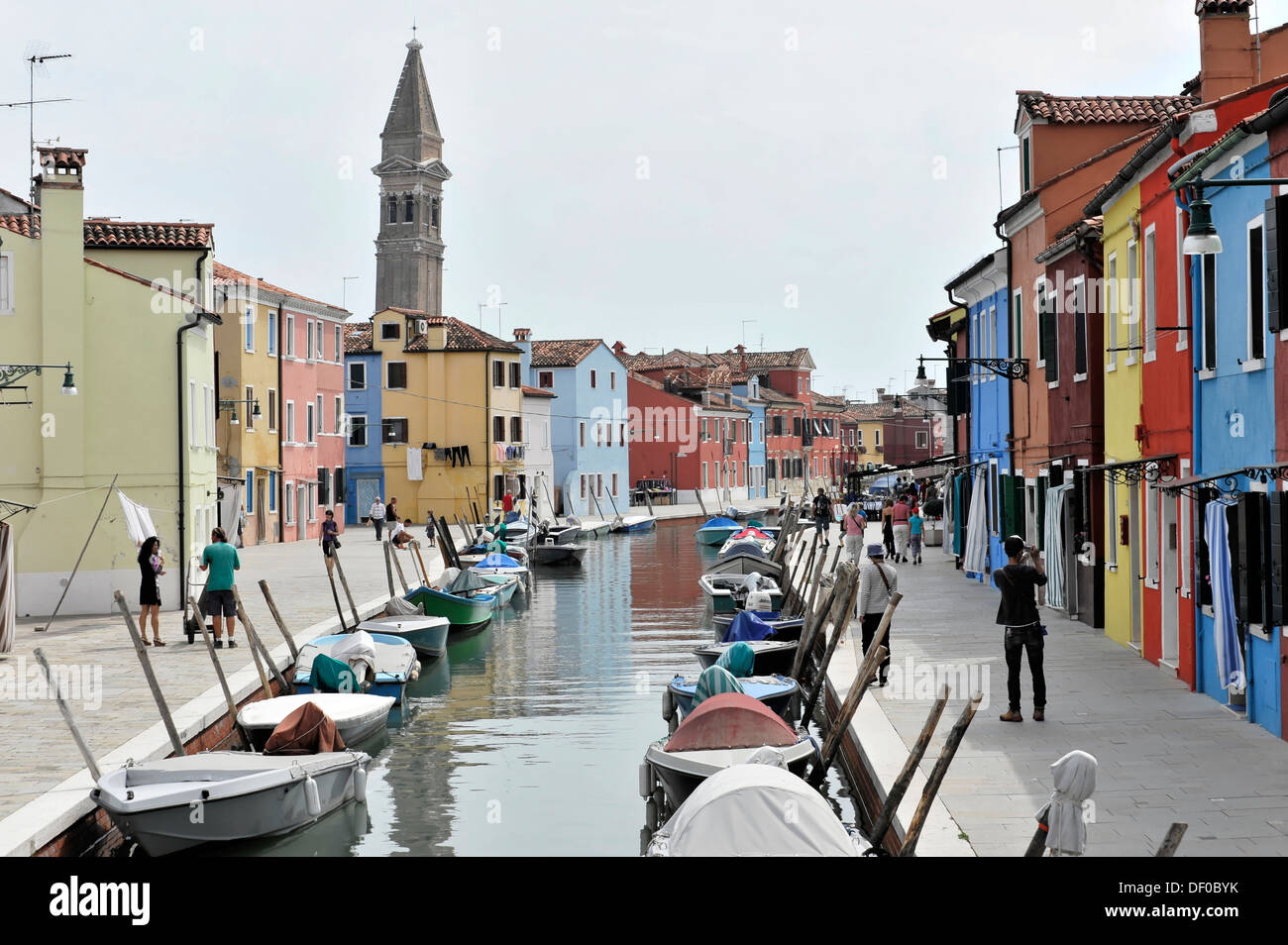 Bunt bemalten Häusern, Boote auf dem Kanal Burano, Burano Insel in der Lagune von Venedig, Italien, Europa Stockfoto