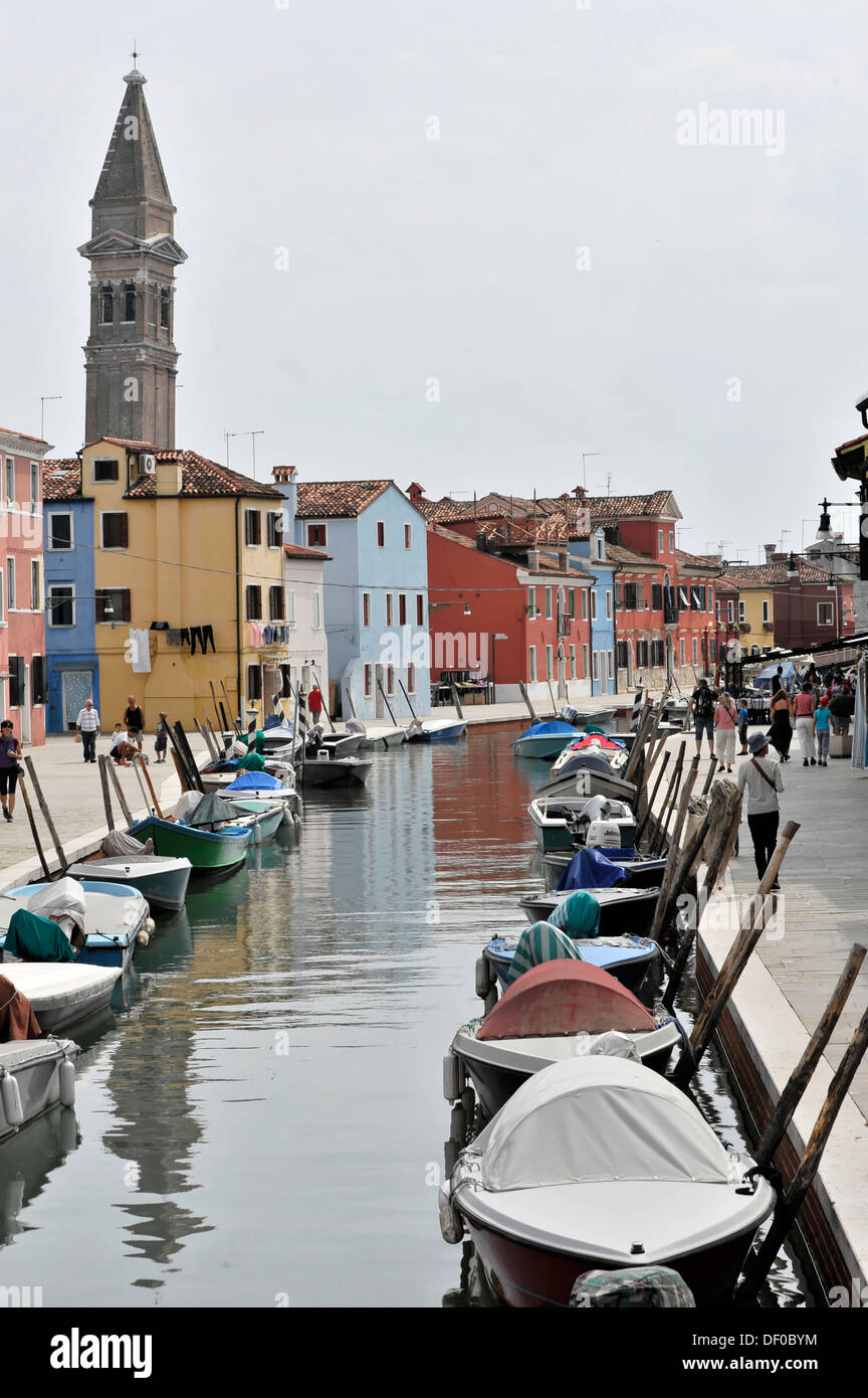 Bunt bemalten Häusern, Boote auf dem Kanal Burano, Burano Insel in der Lagune von Venedig, Italien, Europa Stockfoto
