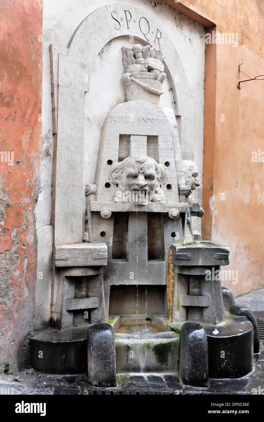Trinkwasser-Brunnen, Schriftzug SPQR, restauriert im Jahr 1998 von Stefano Gasbarri, Via Margutta, Rom, Italien, Europa Stockfoto