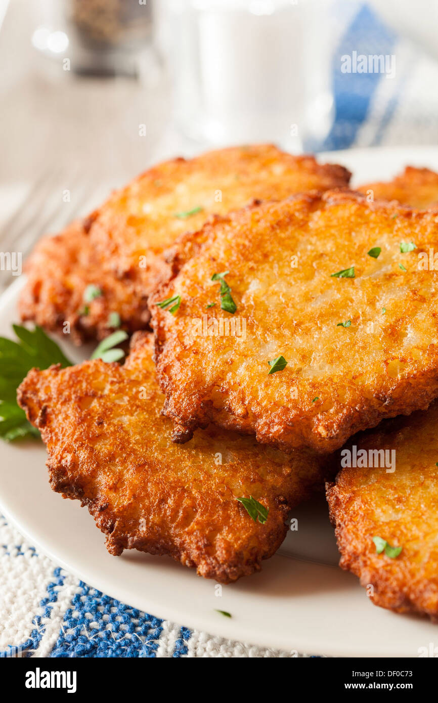 Hausgemachte traditionelle Kartoffel Pfannkuchen Latke auf einem Hintergrund Stockfoto