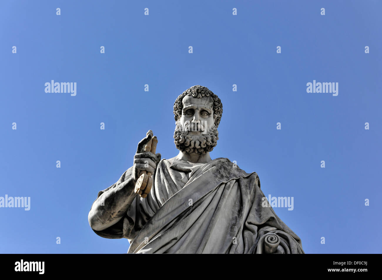 Statue von Petrus, St. Peter, mit Schlüssel, vor dem Petersdom, der Petersplatz, Old Town, Vatikanstadt, Italien Stockfoto