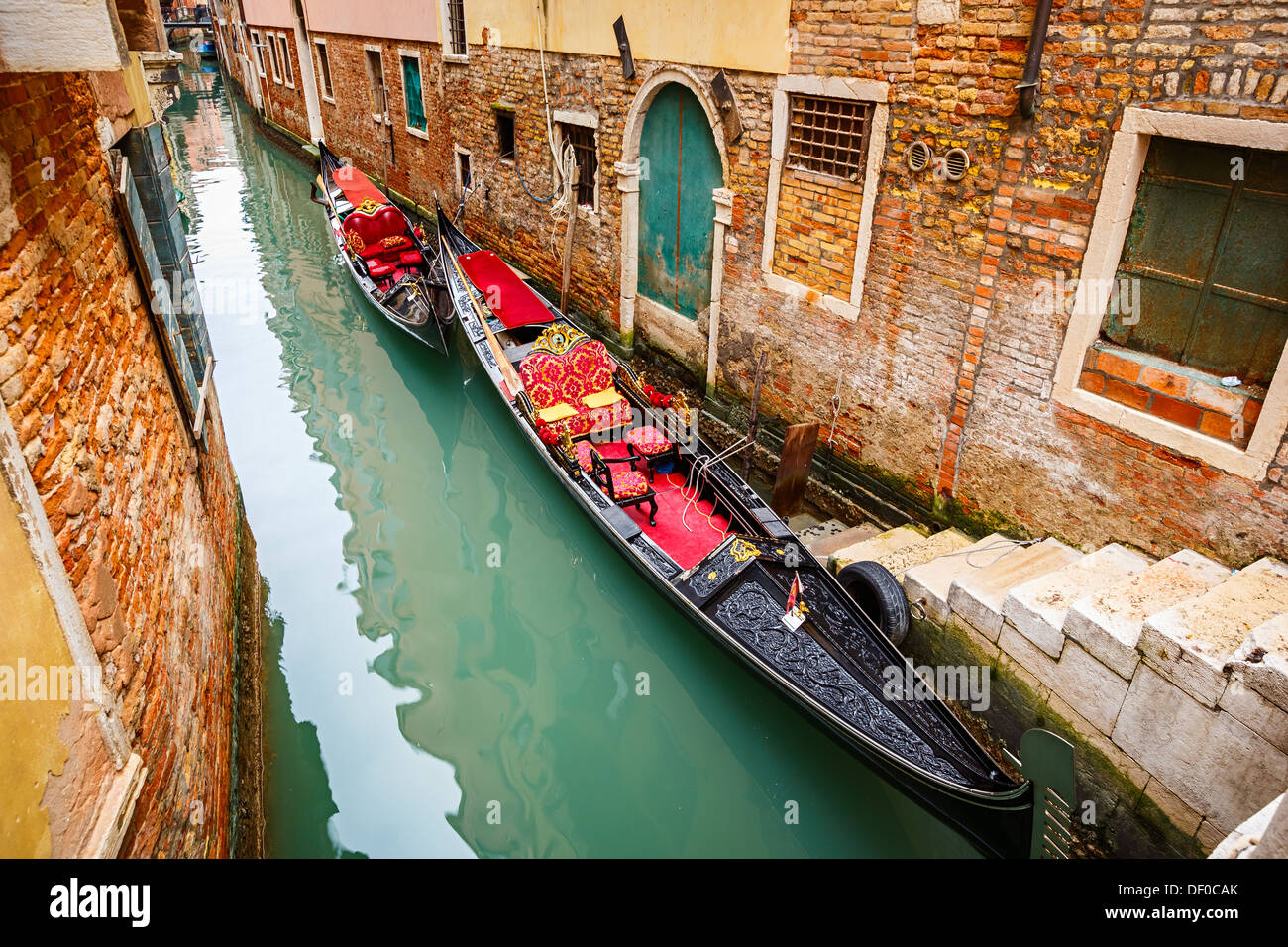 Gondeln auf Kanal in Venedig Stockfoto