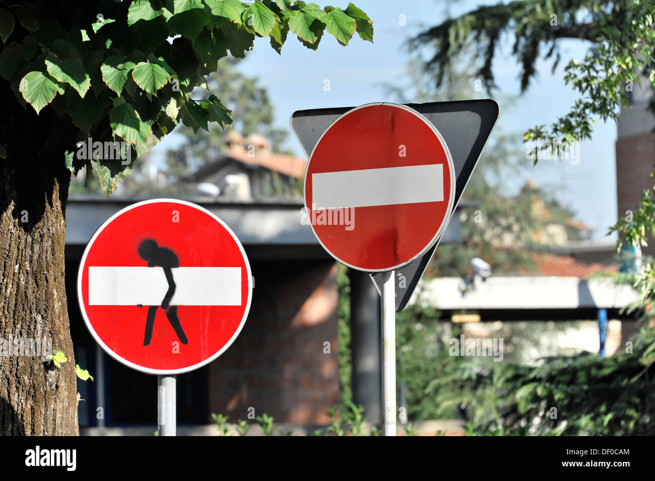 Verkehrszeichen, verändert Graffiti-keine Ortseingangsschild, Altstadt von Assisi, Umbrien, Italien, Europa Stockfoto