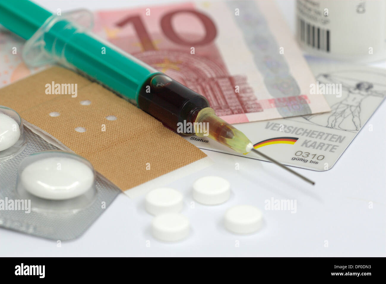 Spritze, Pflaster, Tablette, symbolisches Bild für die Selbstbeteiligung in der Krankenversicherung, Kosten im Gesundheitswesen Stockfoto