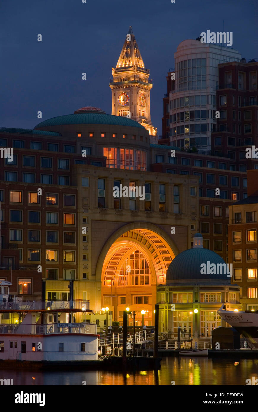 Boston Harbor gesehen von Fan Pier zur blauen Stunde vor Sonnenaufgang, Boston, Massachusetts, USA Stockfoto