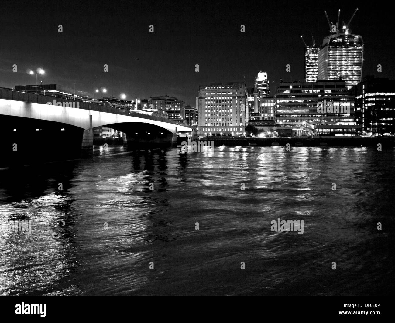Blick auf London Bridge bei Nacht zeigt die Themse und die Skyline der City of London, London, England, Vereinigtes Königreich Stockfoto