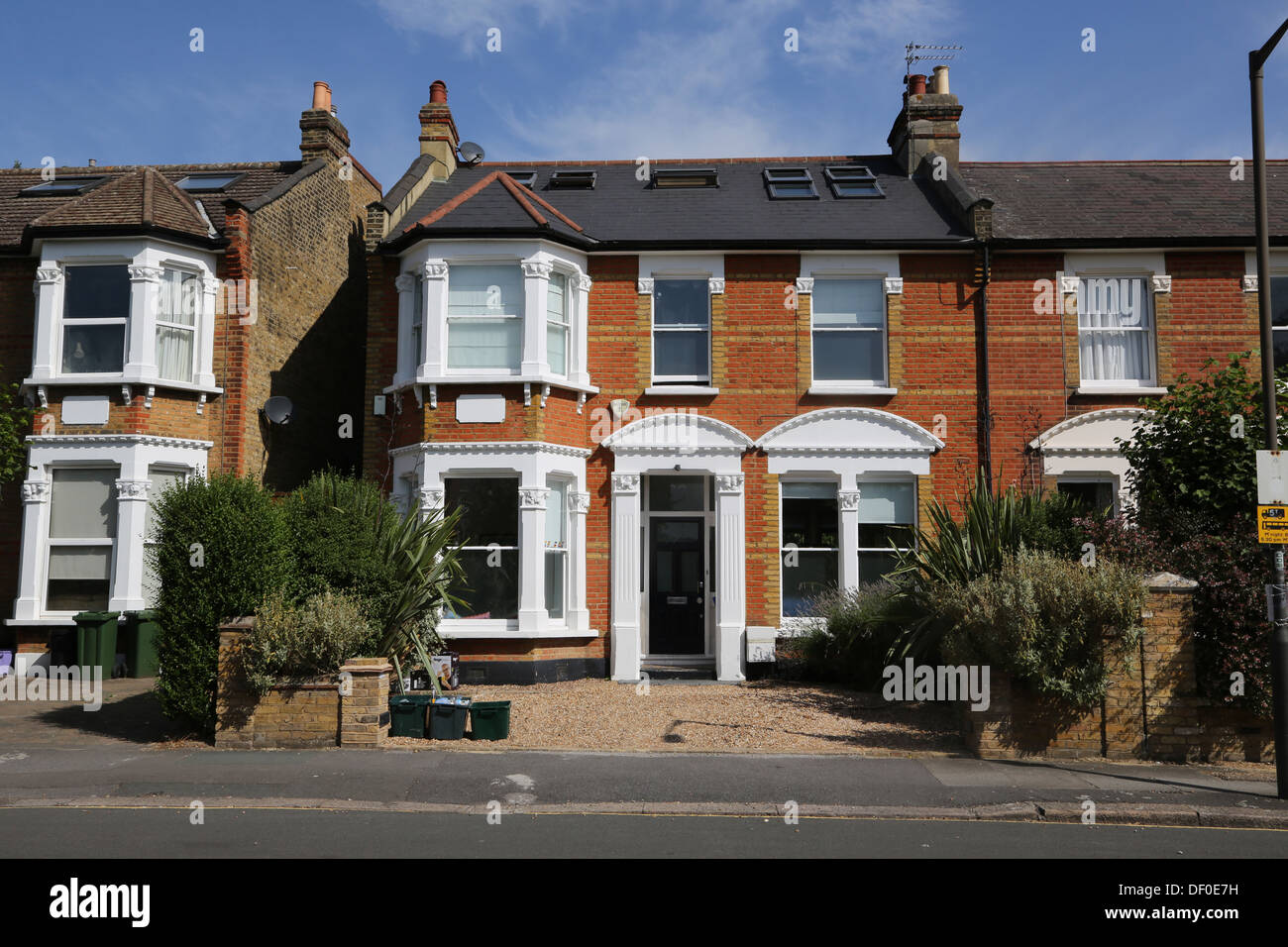 Wimbledon London England, die Doppelhaushälften mit Recycling-Behälter vor Garten Stockfoto