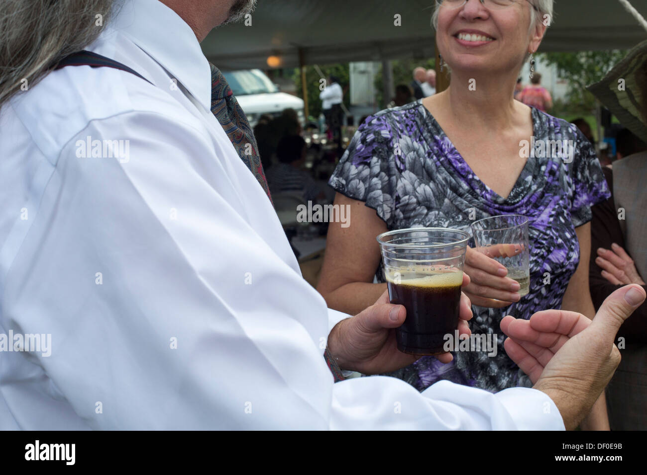 Frankenmuth, Michigan - Personen alkoholische Getränke bei einer Hochzeitsfeier. Stockfoto