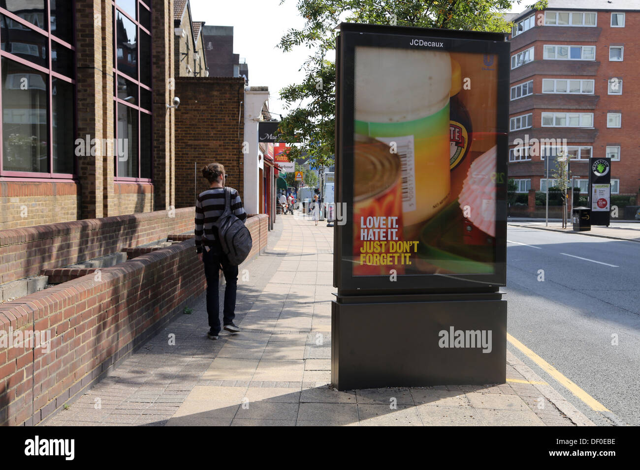 Wimbledon London England Broadway Mann zu Fuß durch Werbung Billboard Stockfoto